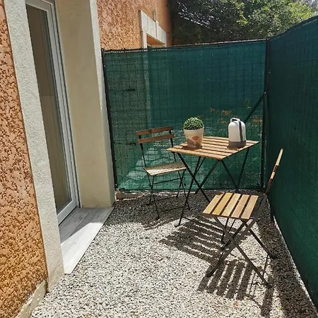 Les Petites De Lacoste Guest house *