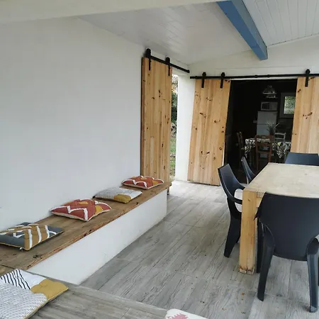 Les Petites De Lacoste Guest house *