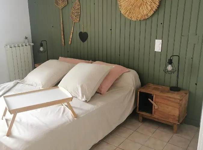 Les Petites De 3* Lacoste (Herault)
